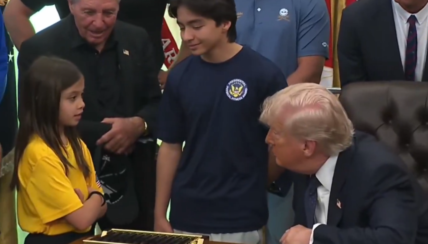Trump gera polêmica após comentário sobre altura de garota em evento na Casa Branca