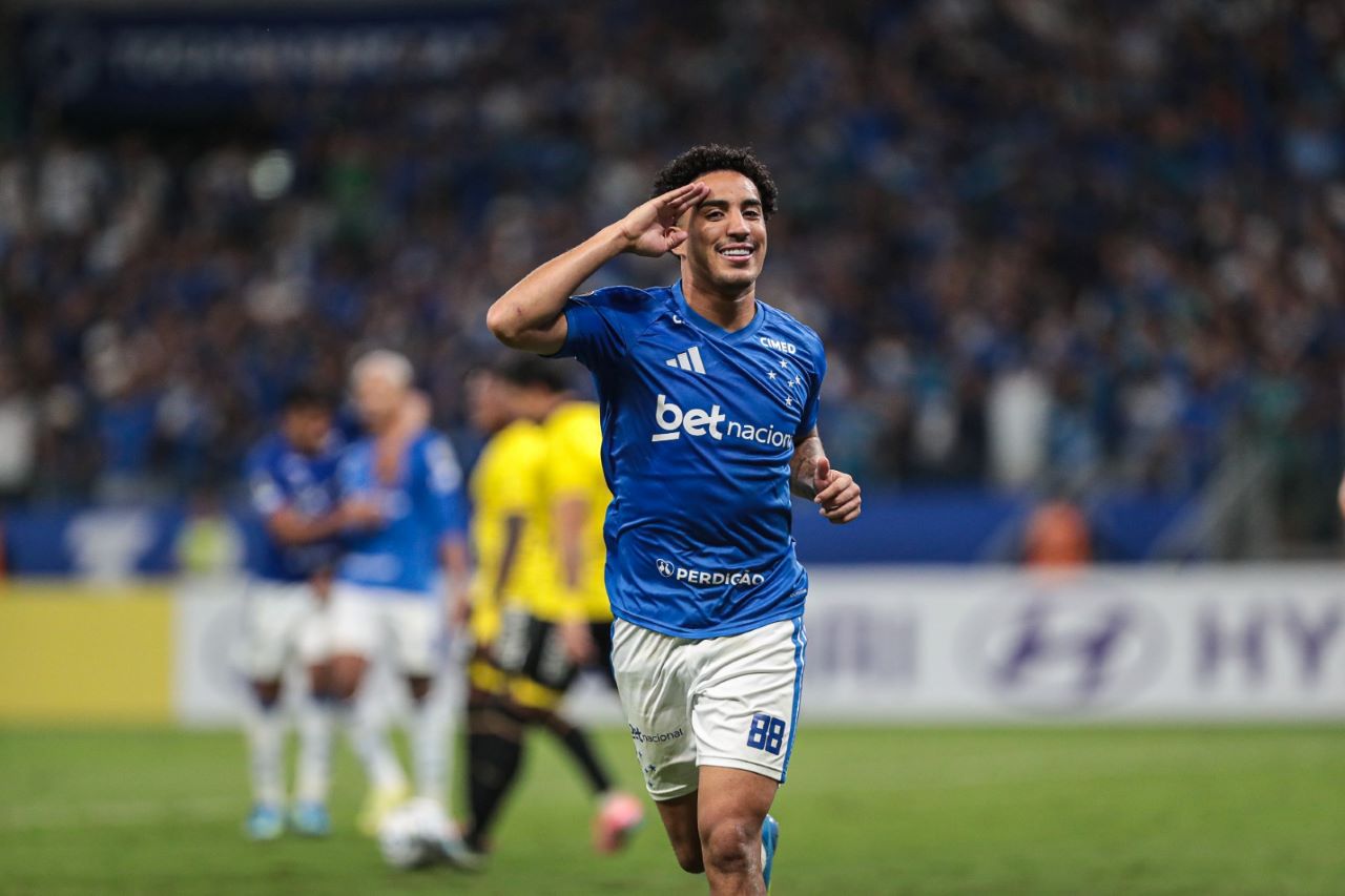 Cruzeiro encara Fluminense no Mineirão em busca de aproximação do G5 antes da Copa