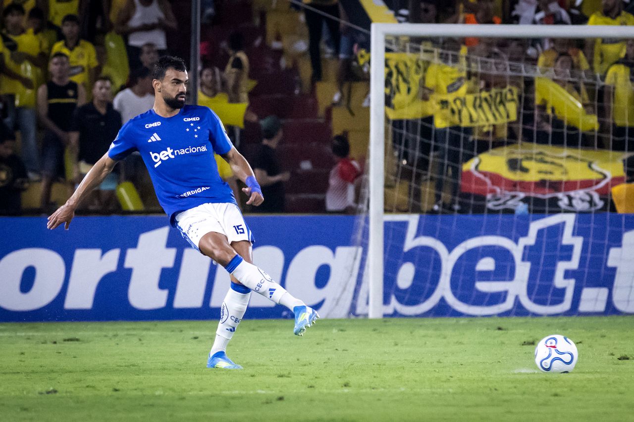 Fabrício Bruno brilha na defesa do Cruzeiro e domina estatísticas em 2026