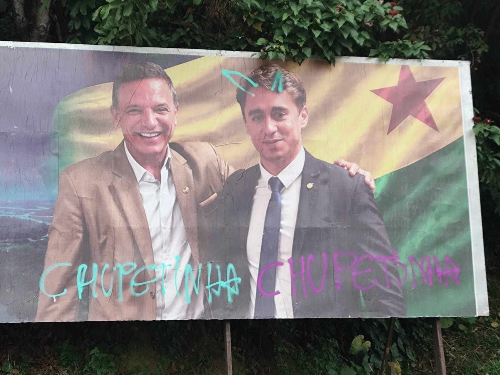 Outdoor de Nikolas Ferreira em Cruzeiro do Sul é alvo de vandalismo após polêmica