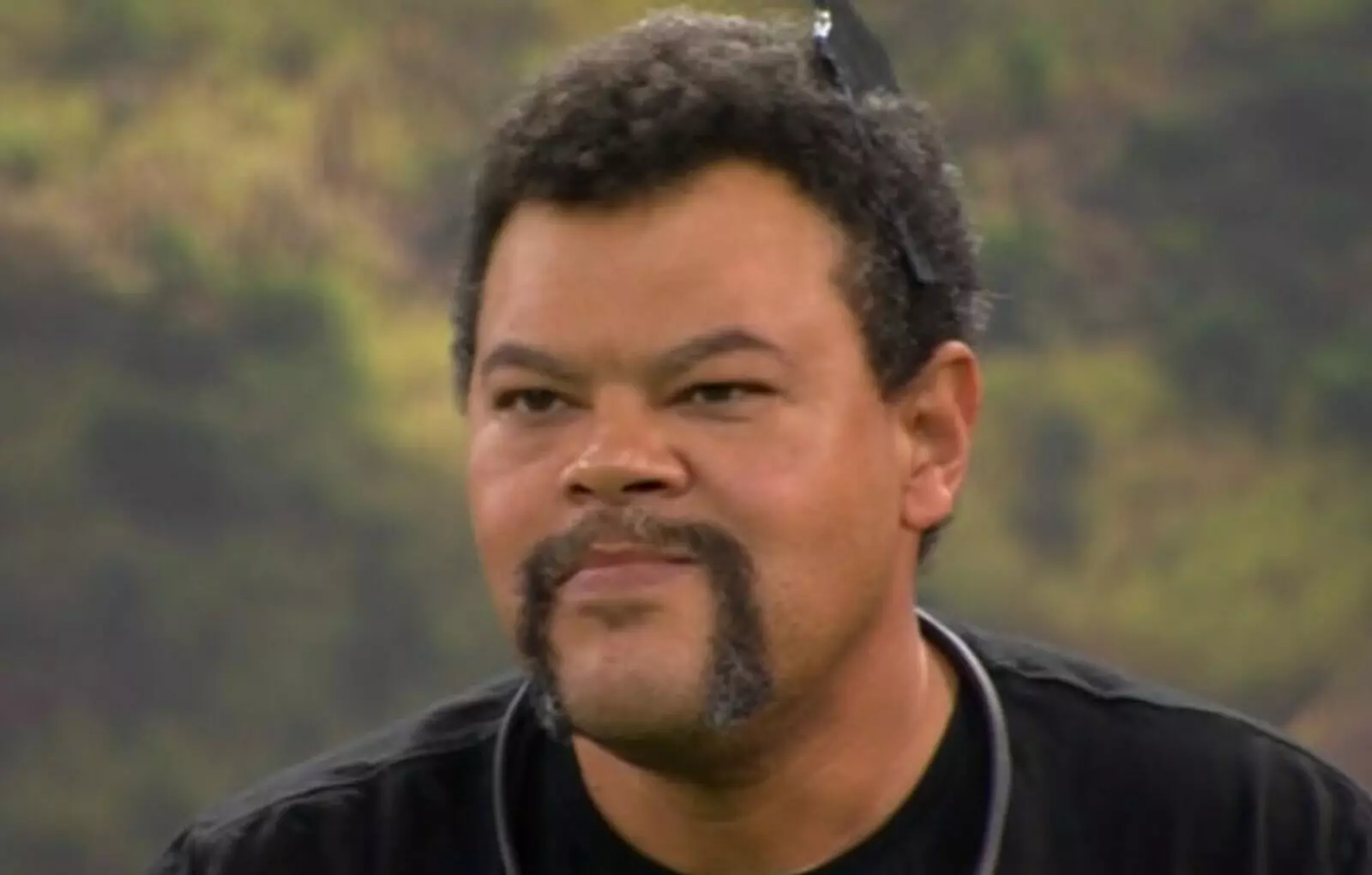 Babu Santana estreia como enfermeiro na Globo e assume papel de técnico em drama sobre futebol