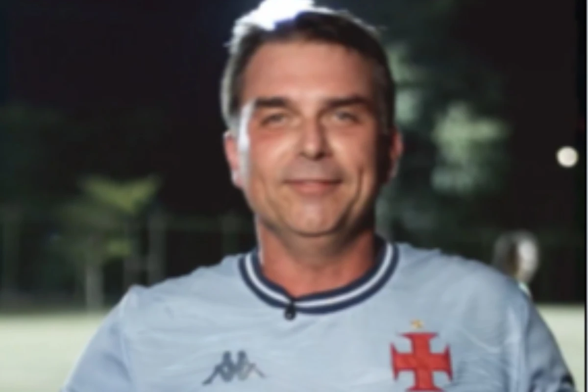 Flávio Bolsonaro reúne adversários em jogo de futebol e aposta em vitória nas eleições