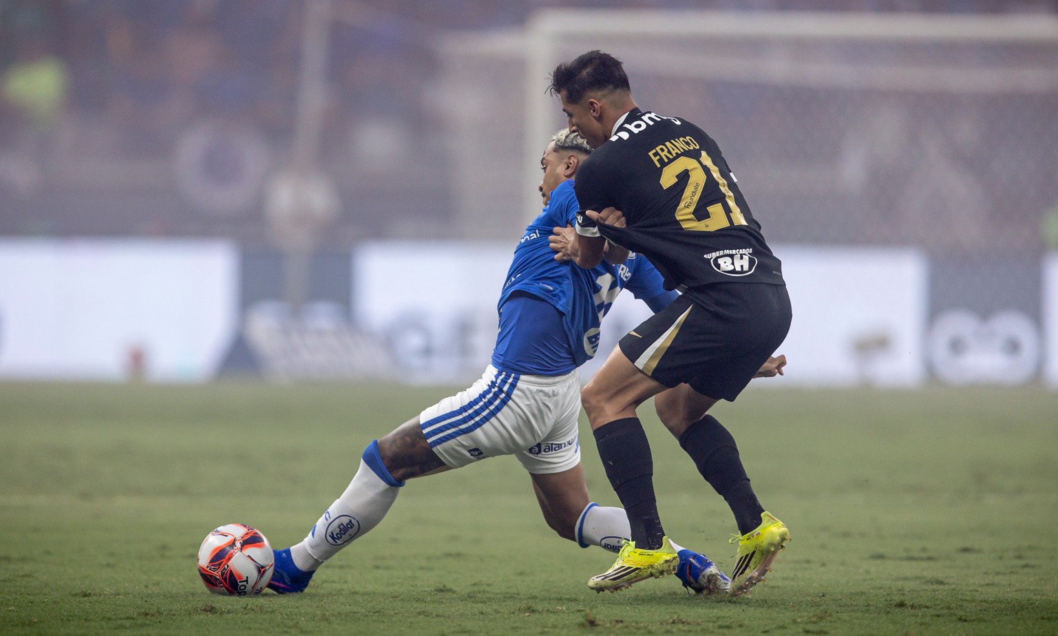 Cruzeiro e Atlético se enfrentam no Mineirão em clássico decisivo pelo Brasileirão
