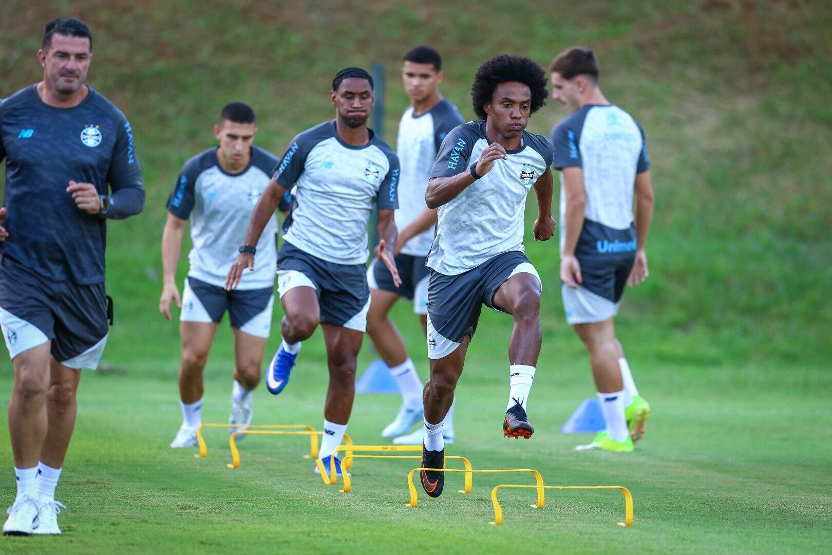 Grêmio e Santos se enfrentam em duelo decisivo para fugir do Z-4 no Brasileirão