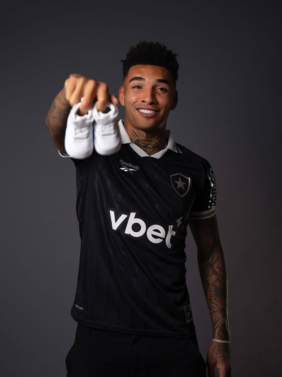 Igor Jesus celebra chegada do primeiro filho enquanto atua na Inglaterra