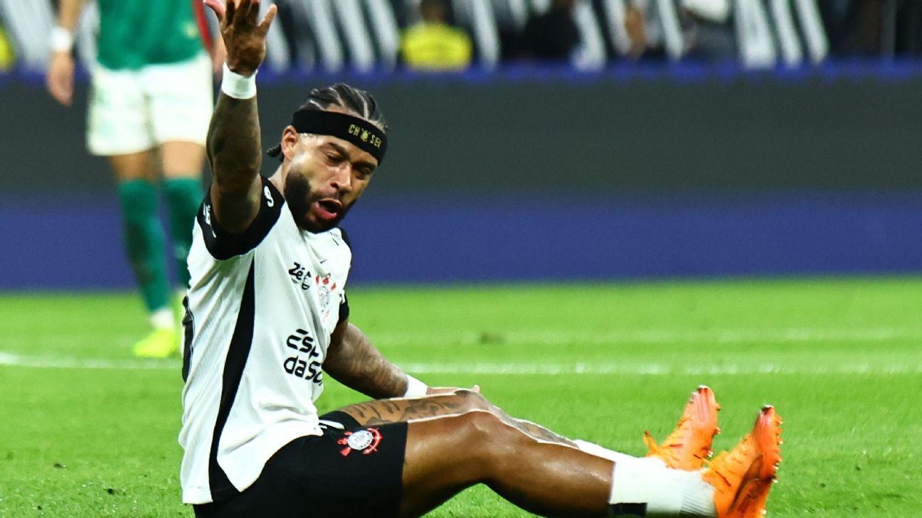 Memphis Depay segue fora do clássico contra o São Paulo e preocupa Corinthians