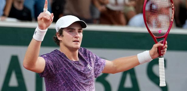 João Fonseca surpreende e vira contra Djokovic em Roland Garros