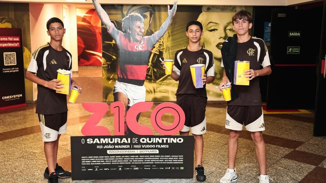 Garotos do Flamengo mergulham na história de Zico em sessão especial de cinema
