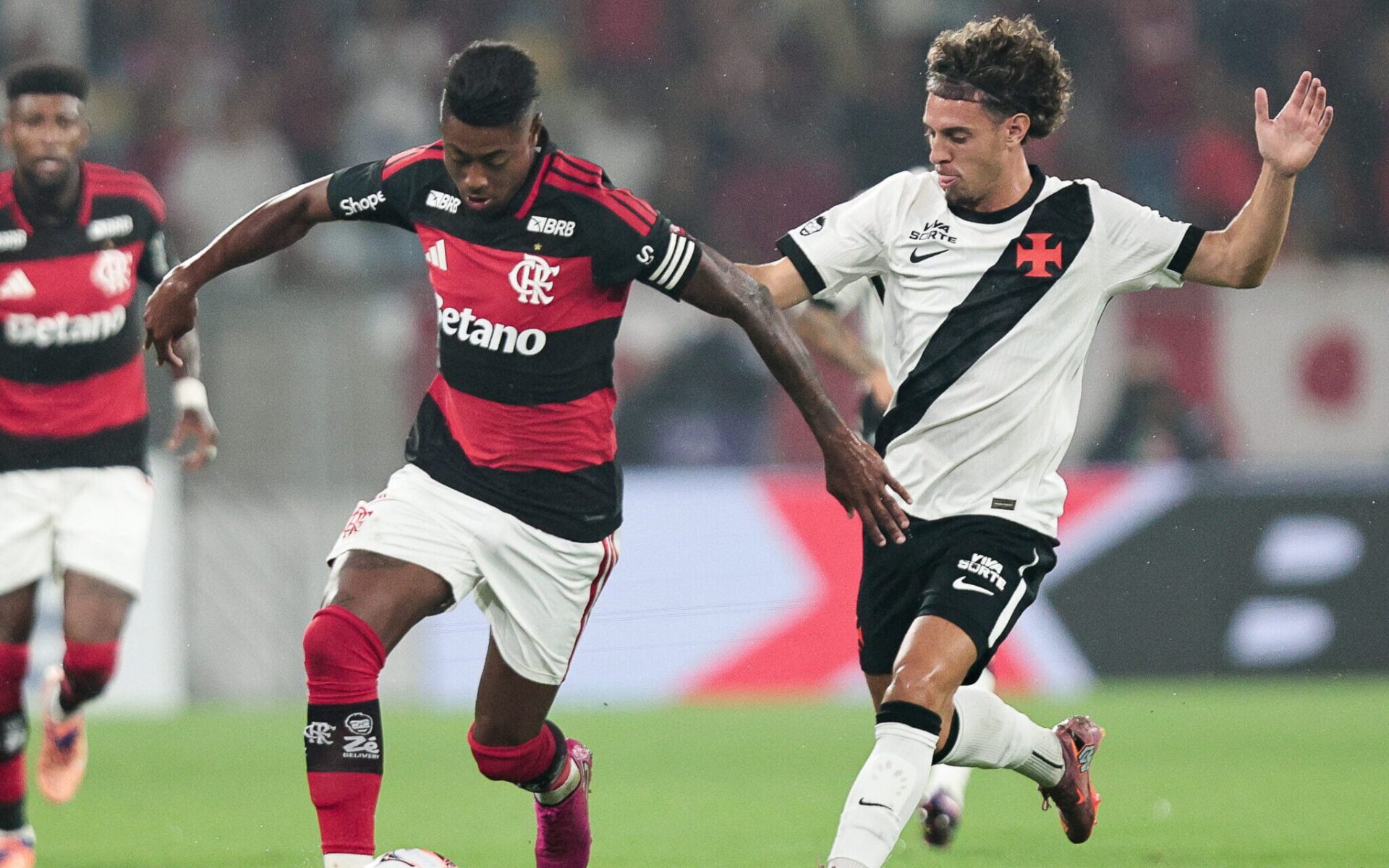 Domingo de emoções no futebol: clássicos europeus e duelo decisivo no Brasileirão