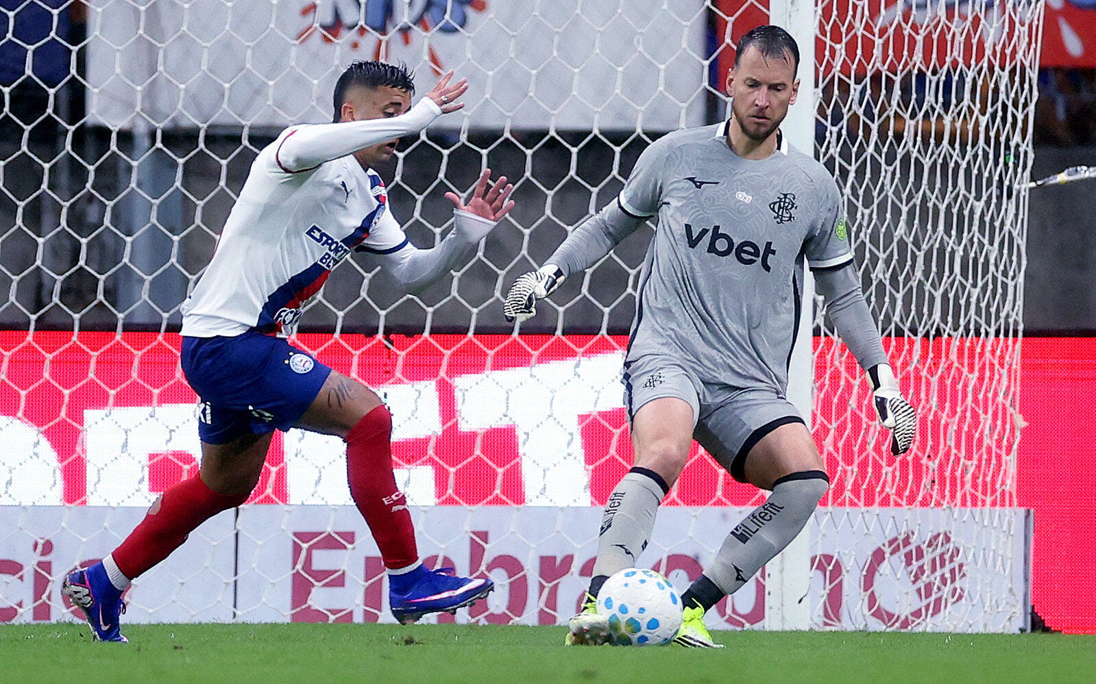 Neto se complica no Botafogo após expulsão e aumenta pressão no gol do time