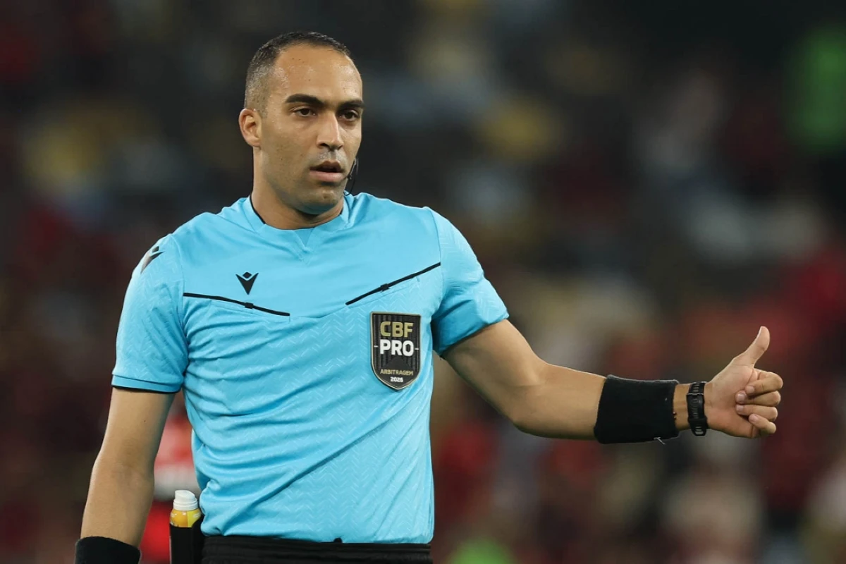 Árbitro Davi Lacerda é hostilizado por torcedores do Flamengo após derrota para Palmeiras