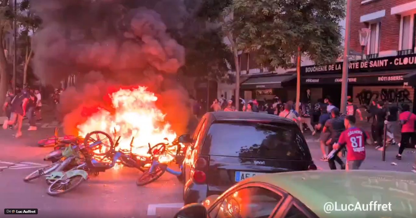 Torcida do PSG provoca confusão nas ruas de Paris após título da Champions