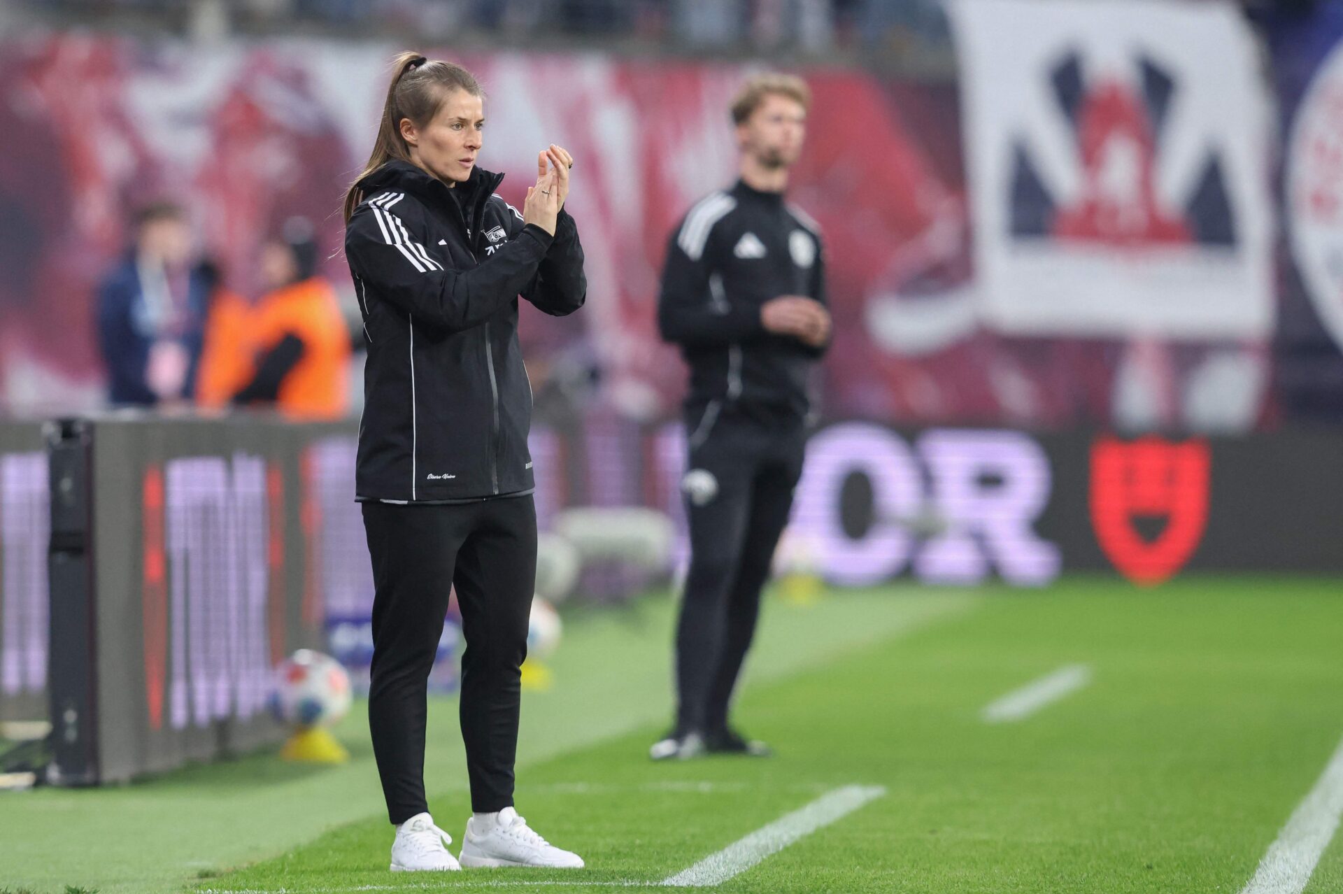 Marie-Louise Eta faz história e conquista primeira vitória no comando do Union Berlin