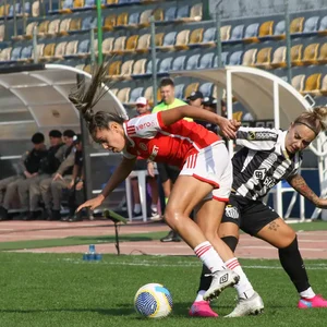 Santos e Internacional se enfrentam em duelo decisivo pelo Brasileirão Feminino