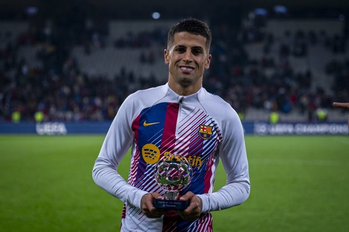 João Cancelo entra para seleto grupo ao conquistar La Liga com o Barcelona