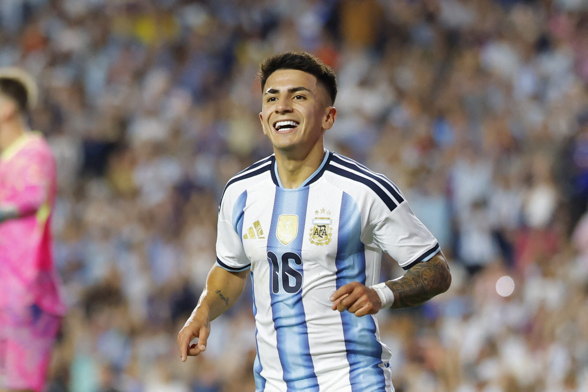 Thiago Almada celebra vitória da Argentina e manda recado especial para a torcida do Botafogo