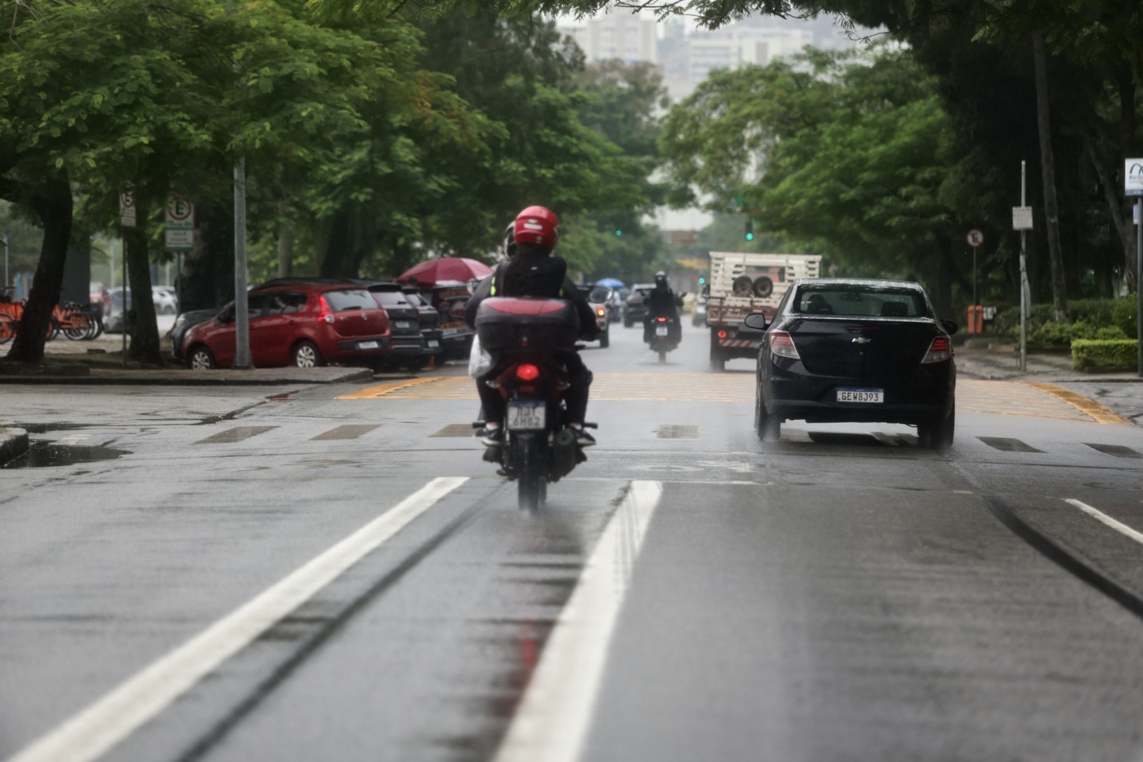 Novas faixas no asfalto do Rio geram mistério e avançam projeto para motos – imagem do artigo