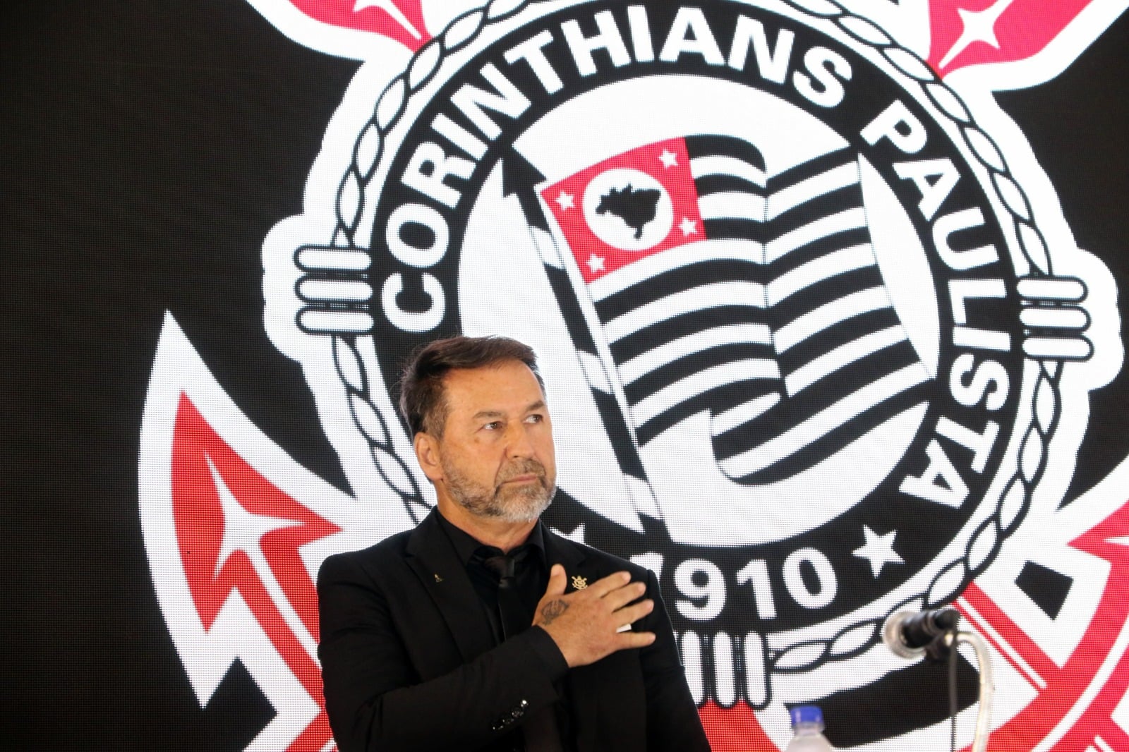 Augusto Melo é expulso do Corinthians após manobra política e acusações graves