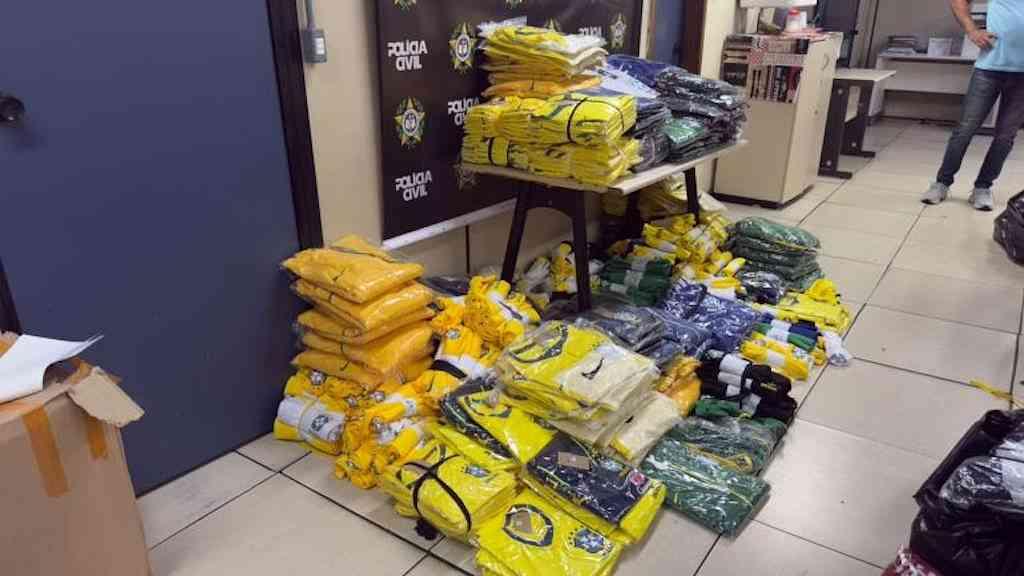 Polícia apreende carga com centenas de camisas falsificadas da seleção e clubes no Sul Fluminense