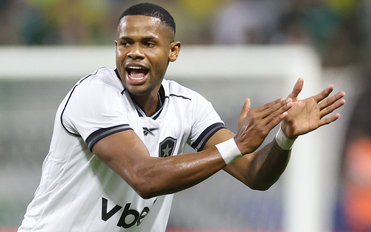 Júnior Santos acelera recuperação para voltar com tudo ao Botafogo após lesão