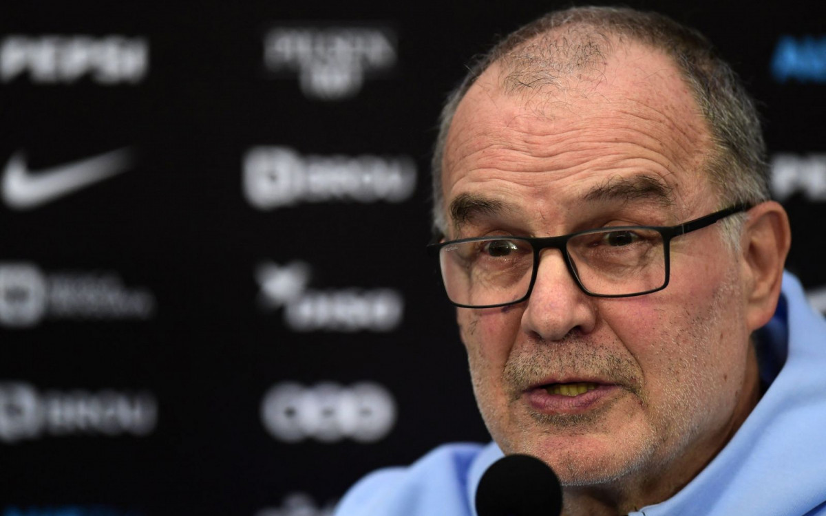 Marcelo Bielsa critica pausa para hidratação na Copa do Mundo 2026