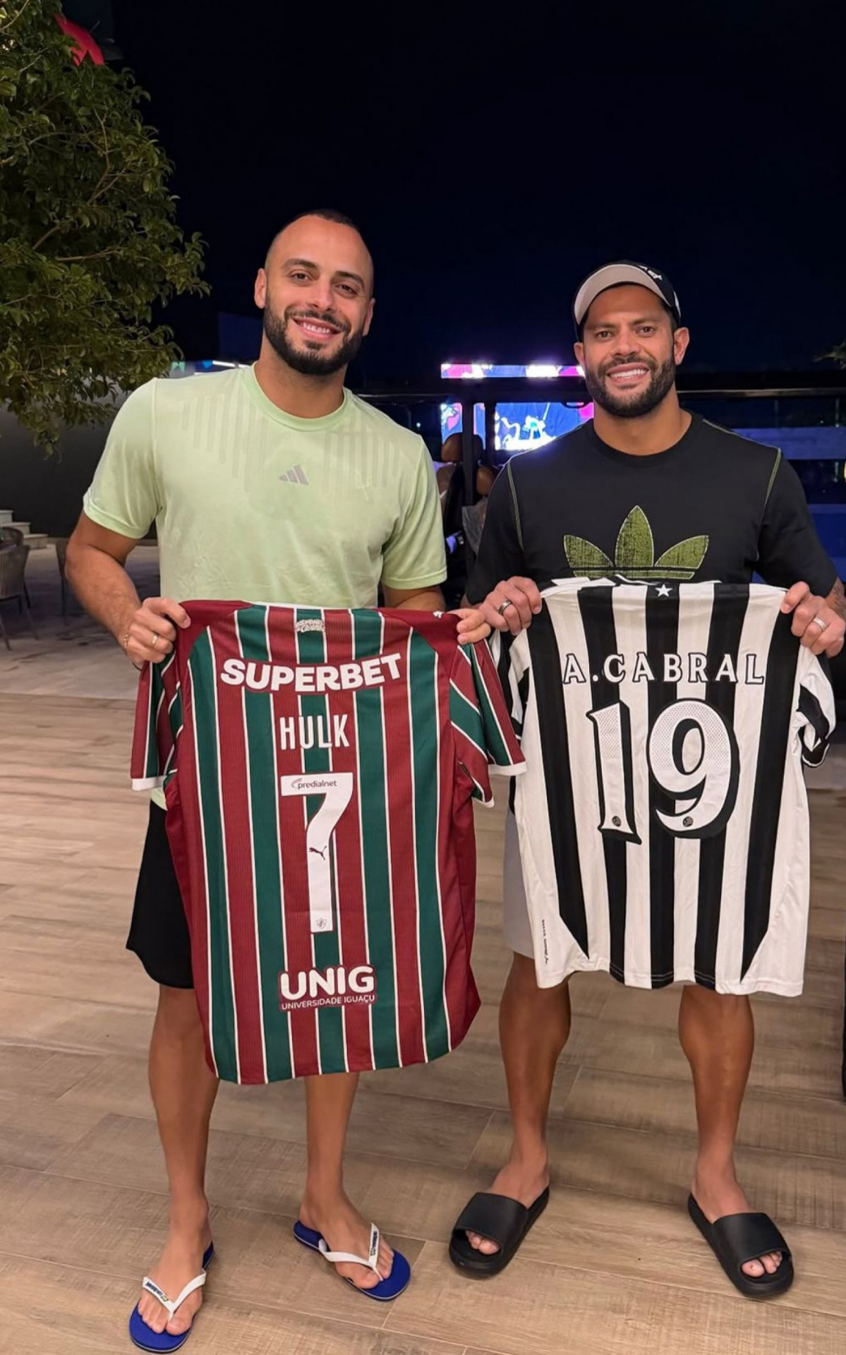 Arthur Cabral e Hulk celebram amizade com troca de camisas entre Botafogo e Fluminense