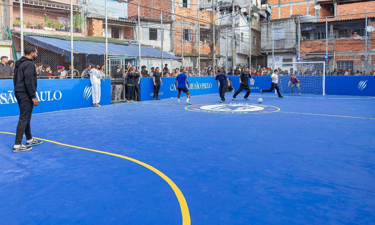 Quadra revitalizada pelo Chelsea em Diadema vira ponto de encontro para a comunidade