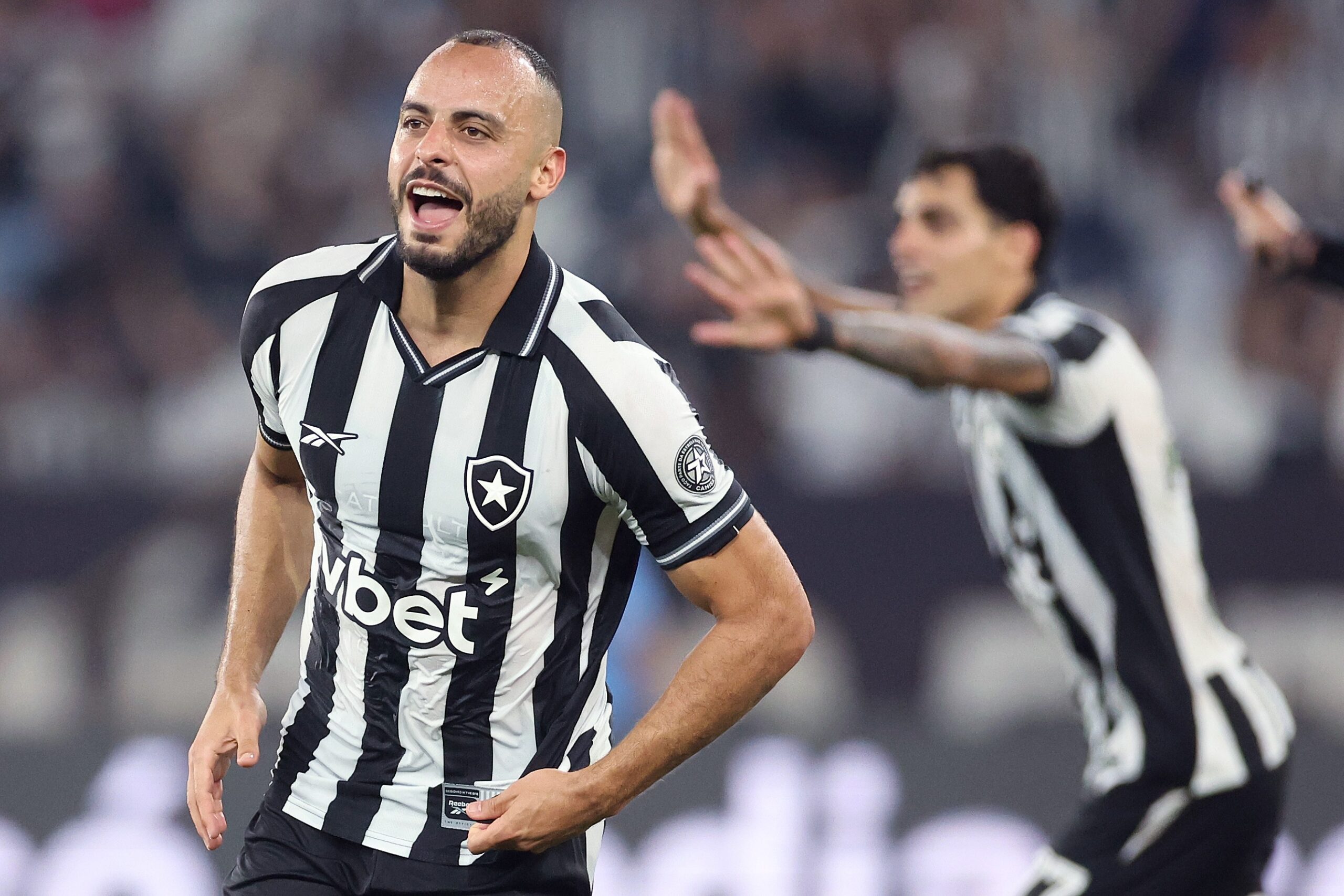 Botafogo ainda deve R$ 66 milhões ao Benfica pela contratação de Arthur Cabral