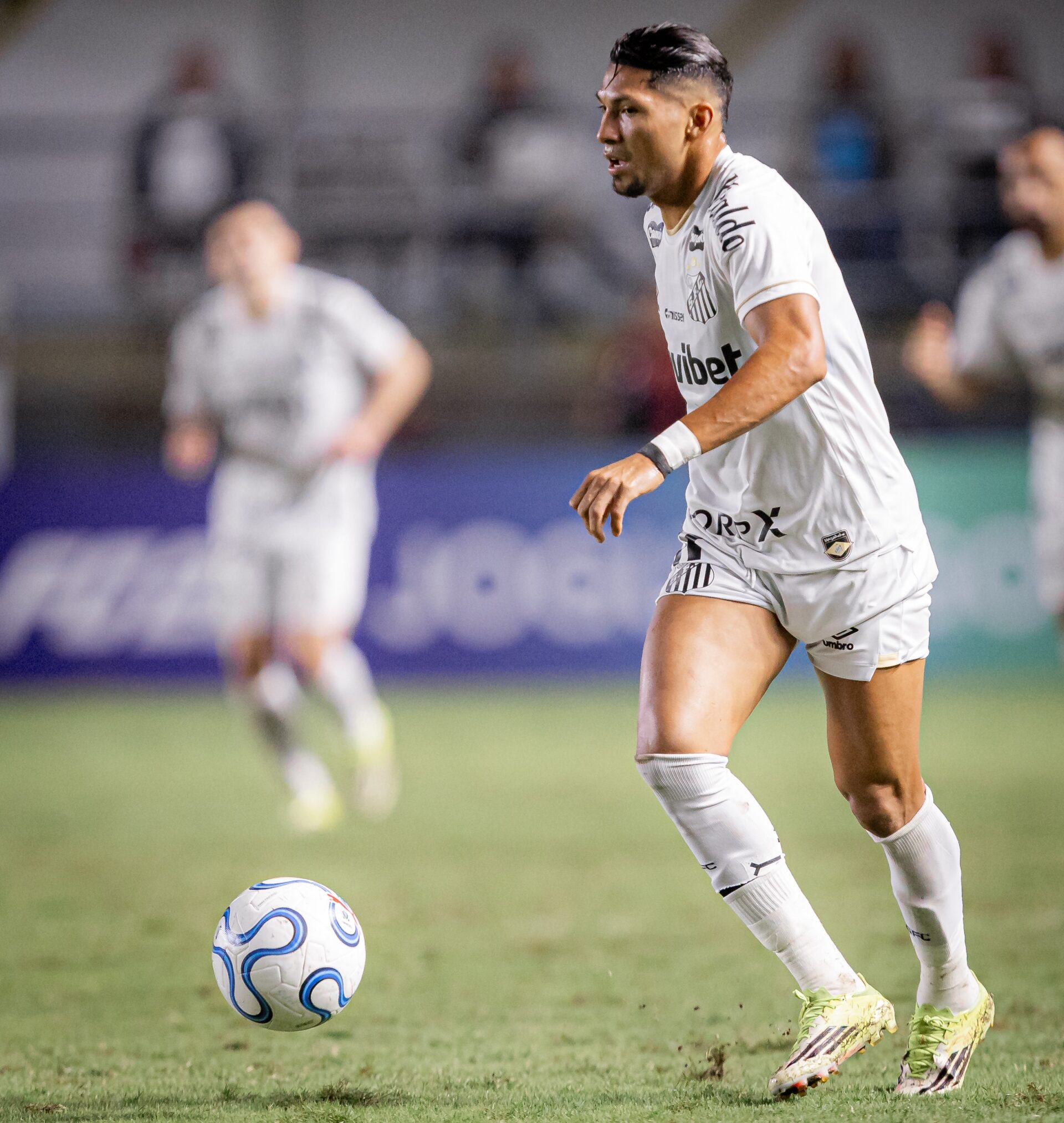 Santos agita mercado e reforça elenco com seis novidades para a temporada 2026