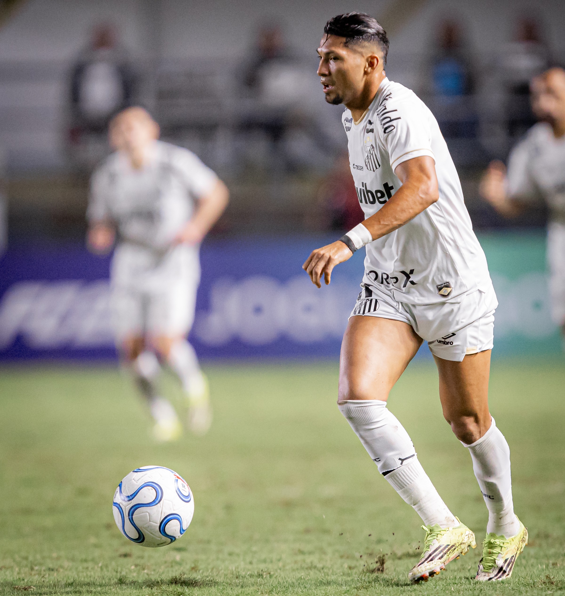 Santos agita mercado e reforça elenco com seis novidades para a temporada 2026