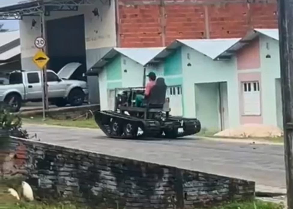 Morador de Cruzeiro do Sul chama atenção ao pilotar “tanque de guerra” caseiro pelas ruas