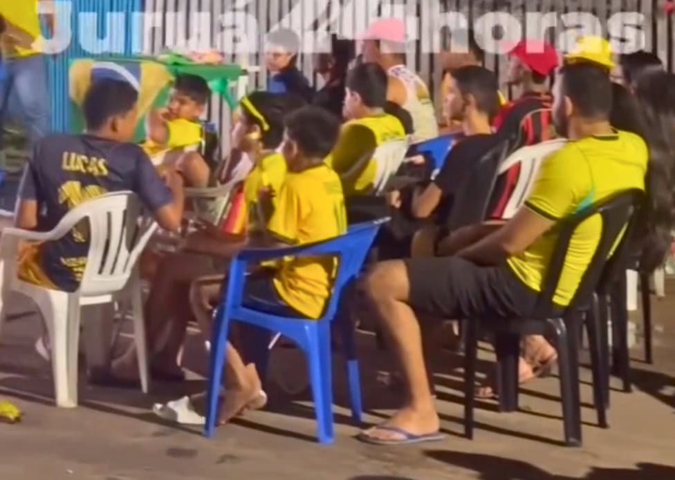 Torcida da Várzea em Cruzeiro do Sul vibra com Brasil na Copa do Mundo