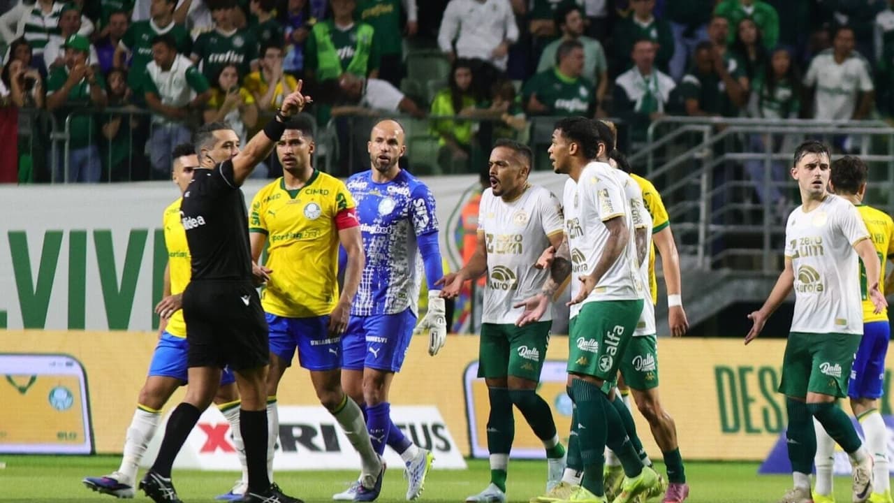 Palmeiras e Chapecoense: polêmicas de arbitragem dominam vitória alviverde no Brasileirão