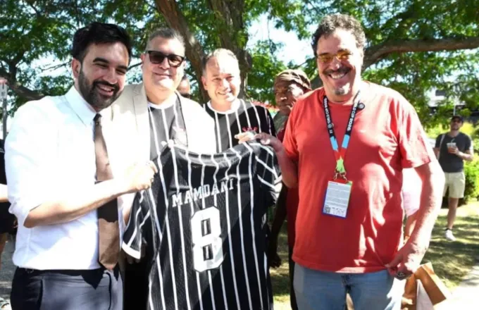 Prefeito de Nova York recebe camisa do Corinthians após polêmica na Copa do Mundo 2026