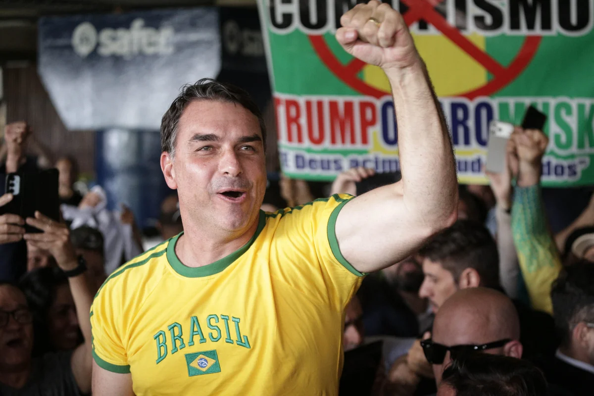 Flávio Bolsonaro evita comentar vídeo polêmico da madrasta Michelle em live