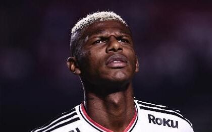 Robert Arboleda volta ao São Paulo após quase um mês afastado e retoma treinos