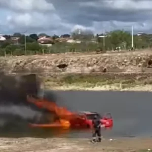 Carro pega fogo e é totalmente destruído no Jardim Esperança, Arapiraca