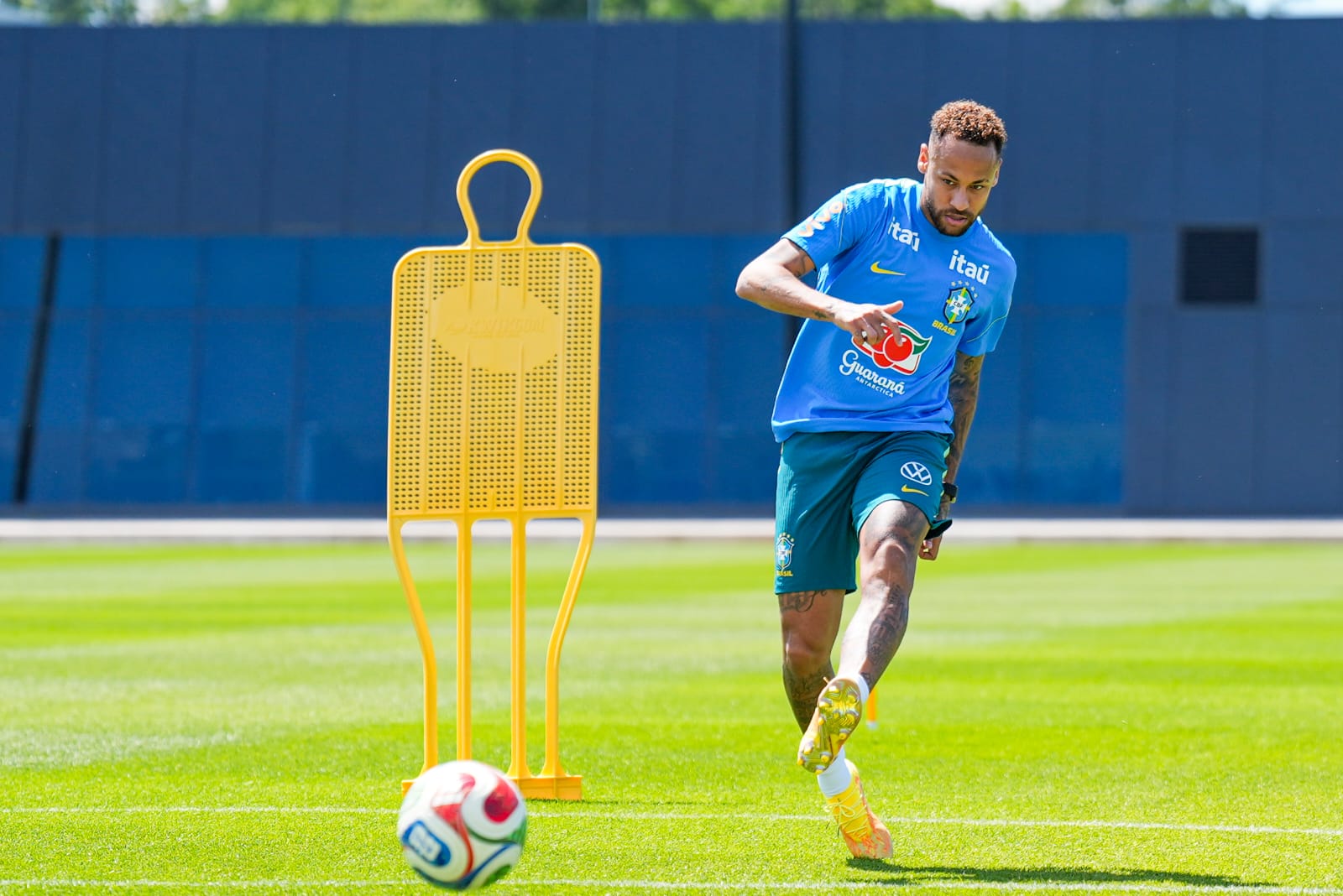 Neymar retoma treinos coletivos e acelera preparação para Copa do Mundo 2026