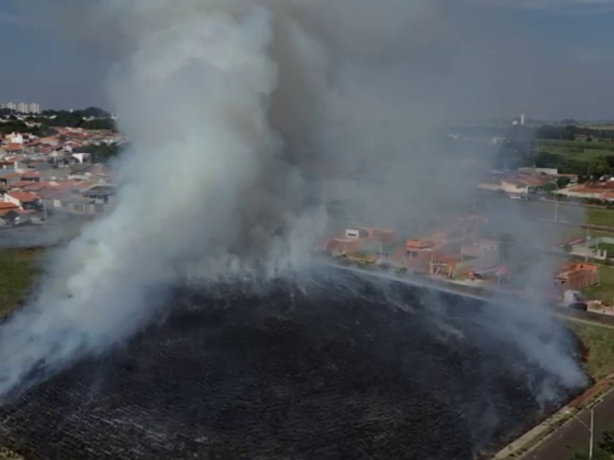 Incêndio atinge área equivalente a três campos de futebol em bairro de São Paulo