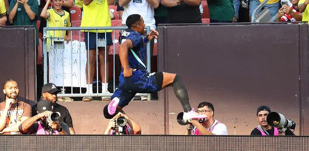 Endrick brilha na vitória do Brasil e dedica gol ao filho que está por nascer