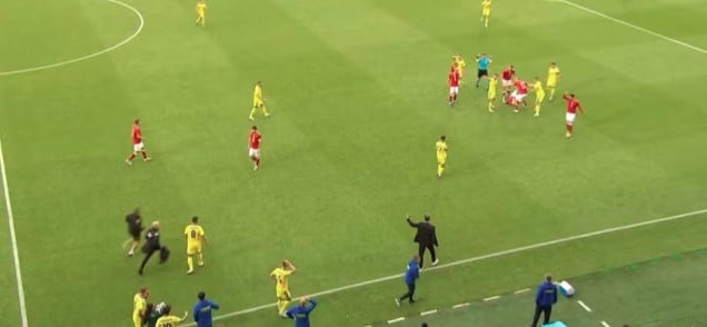 Christian Eriksen desmaia em amistoso e preocupa torcida e seleções