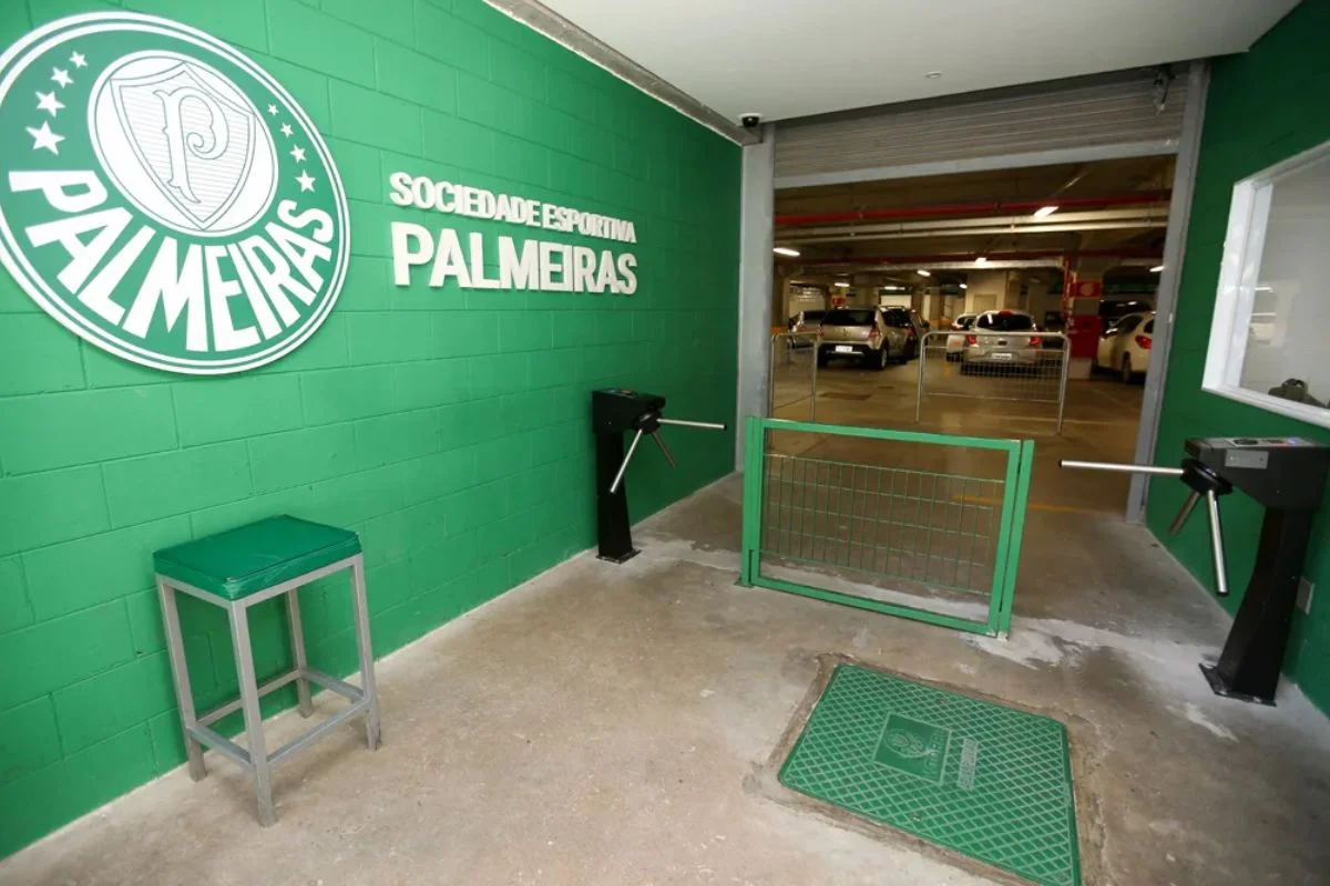 Laercio Milazzotto, sócio do Palmeiras, presta depoimento por suspeita de abuso infantil na sede do clube