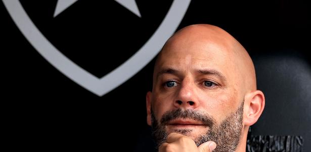 Botafogo espera contato oficial do Vasco para negociar Franclim Carvalho