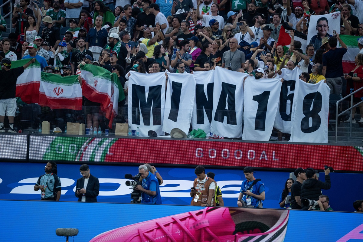 Torcida do Irã protesta na estreia da Copa do Mundo 2026 por ataque mortal nos EUA