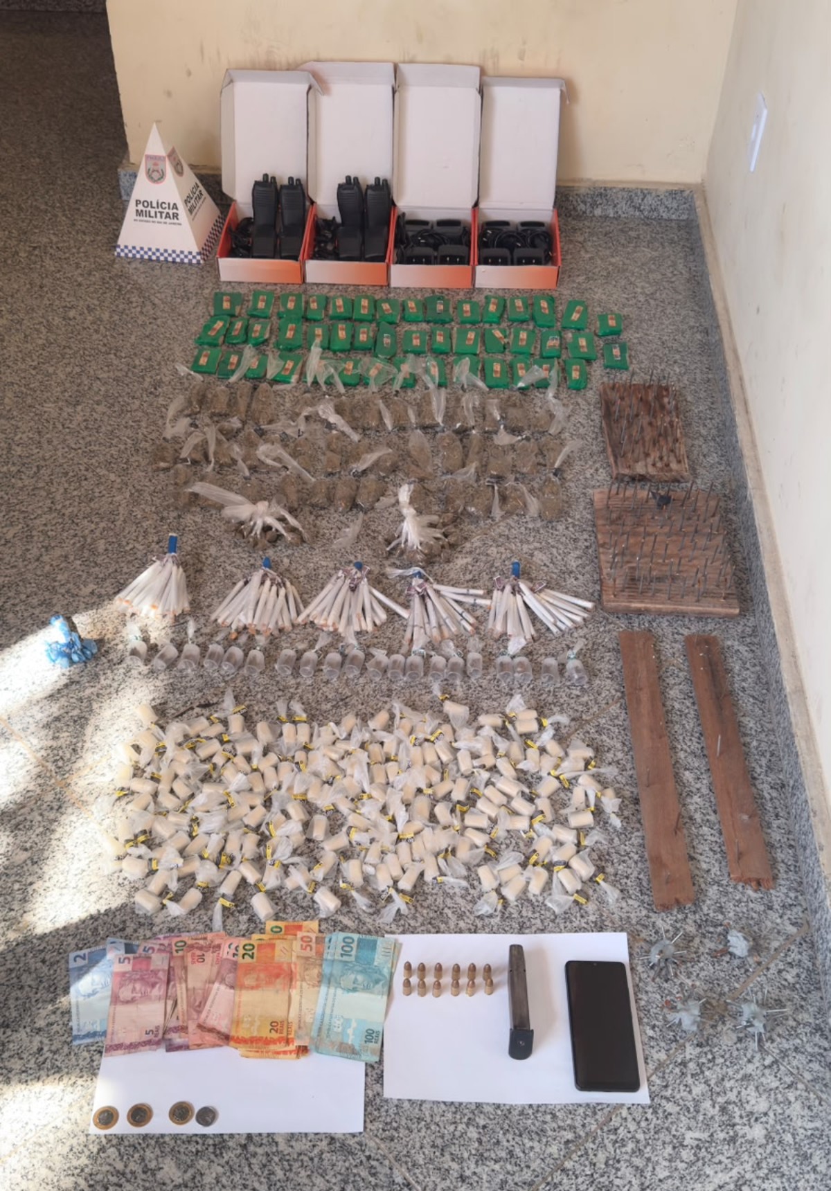 Polícia Militar apreende grande quantidade de drogas e armas em flagrante no RJ