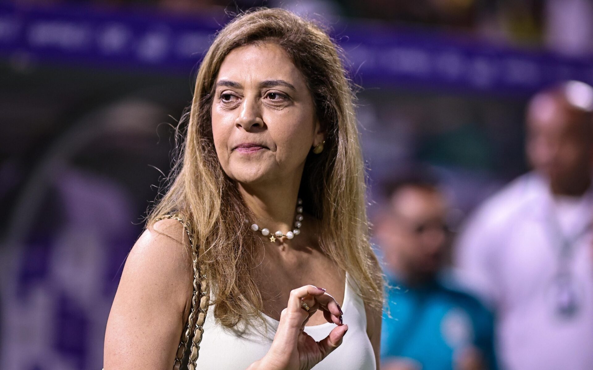 Torcida do América faz convite inédito a Leila Pereira para compra da SAF do clube