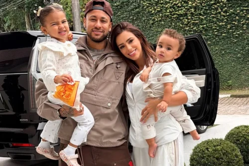 Mavie, filha de Neymar, viraliza ao “reclamar” do mascote da Seleção em jogo do Brasil
