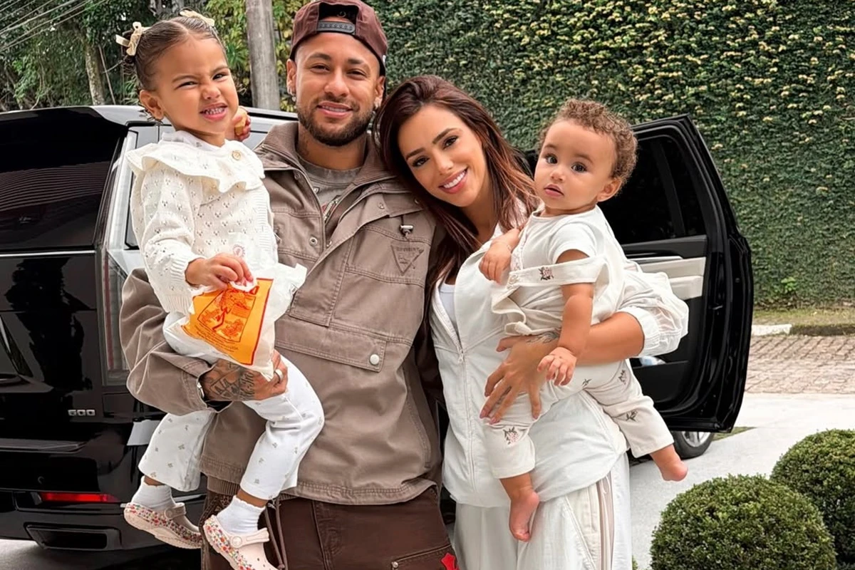 Mavie, filha de Neymar, viraliza ao “reclamar” do mascote da Seleção em jogo do Brasil