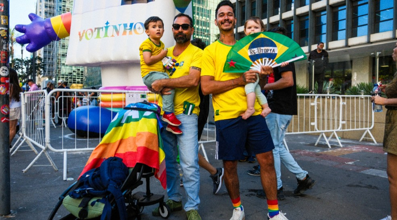 Parada do Orgulho LGBT+ em São Paulo destaca a força do voto e a diversidade nas ruas