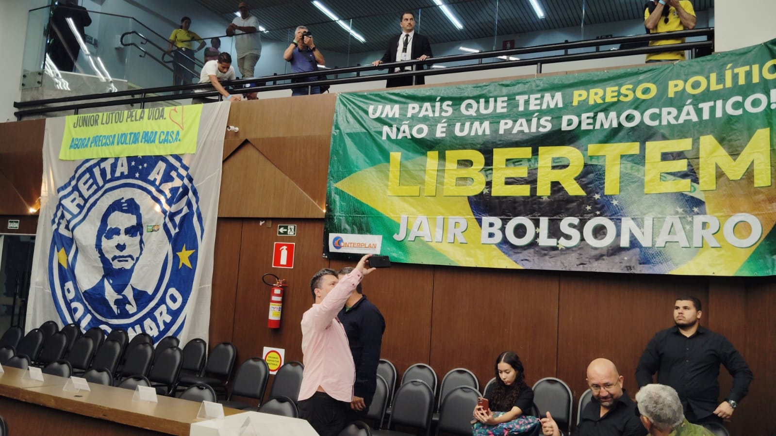 Torcedores de Cruzeiro e Atlético se reúnem em apoio a Flávio Bolsonaro em BH